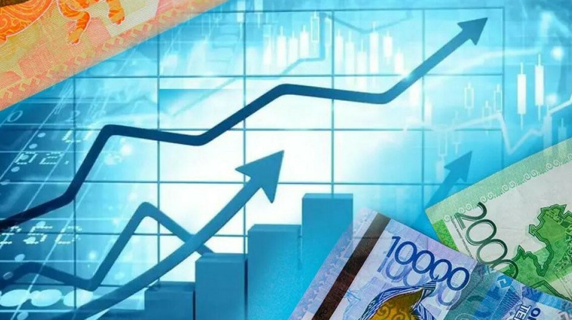 МВФ прогнозирует инфляцию в Казахстане на уровне 11 к 2026 году Международный валютный фонд спрогнозировал инфляцию в Казахстане на уровне 11 к концу 2026 года передает ArbatMedia По словам главы миссии МВФ по Казахстану Али Аль Эйда в ближайшие два года темпы роста цен в стране будут постепенно снижаться На пресс конференции в Астане он отметил что к концу текущего года инфляция сохранится примерно на уровне 13 а затем постепенно уменьшится и достигнет 11 к концу 2026 года Среди причин высокой инфляции в МВФ выделяют устойчивый внутренний спрос рост цен на импорт а также временные факторы К последним относятся повышение тарифов на коммунальные услуги и запланированные налоговые изменения которые также могут повлиять на уровень цен в экономике Прислать новость