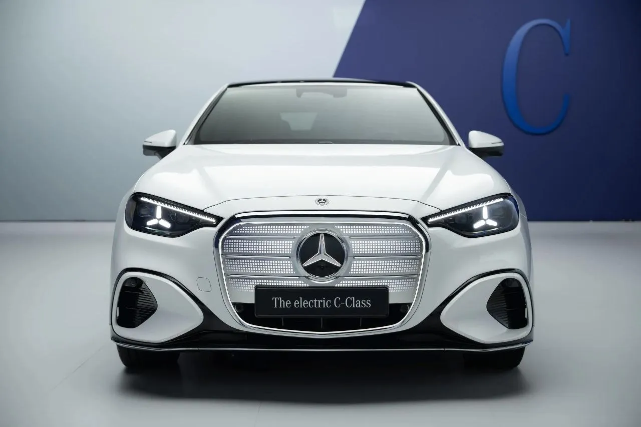 Автомобили Mercedes Benz поедут на батареях Samsung Это первый случай когда корейская компания будет напрямую снабжать батареями немецкий автомобильный премиум бренд Согласно соглашению Samsung SDI поставит тяговые батареи для будущих компактных и среднеразмерных электрических кроссоверов и купе Mercedes Benz Немецкий автопром итоги newsEconomics