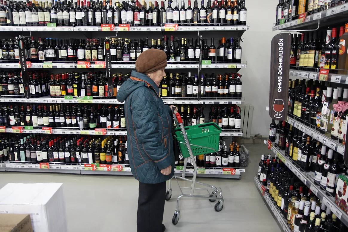 В Самаре на три дня запретят продажу алкоголя из за спортивного форума Полный запрет на розничную продажу алкоголя будет введен в Самаре с 5 по 7 ноября 2025 года Это будет связано с проведением Международного спортивного форума Россия спортивная держава Распоряжение регионального правительства опубликовано на портале правовой информации Запрет будет действовать в указанные дни с 8 00 до 23 00 MSK 1 Розничная продажа спиртного будет запрещена в границах улиц Красноармейской Чапаевской Галактионовской Вилоновской и Молодогвардейской Кроме того приобрести спиртное в этот период нельзя будет в торговых точках на улице Советской Армии на Пятой просеке Парадной Дальней Демократической а также на Волжском и Московском шоссе на Аминева Ново Садовой проспекте Кирова на Маяковского Полевой и Волжском проспекте Исключение в эти дни сделают лишь для точек общепита kommersant volga