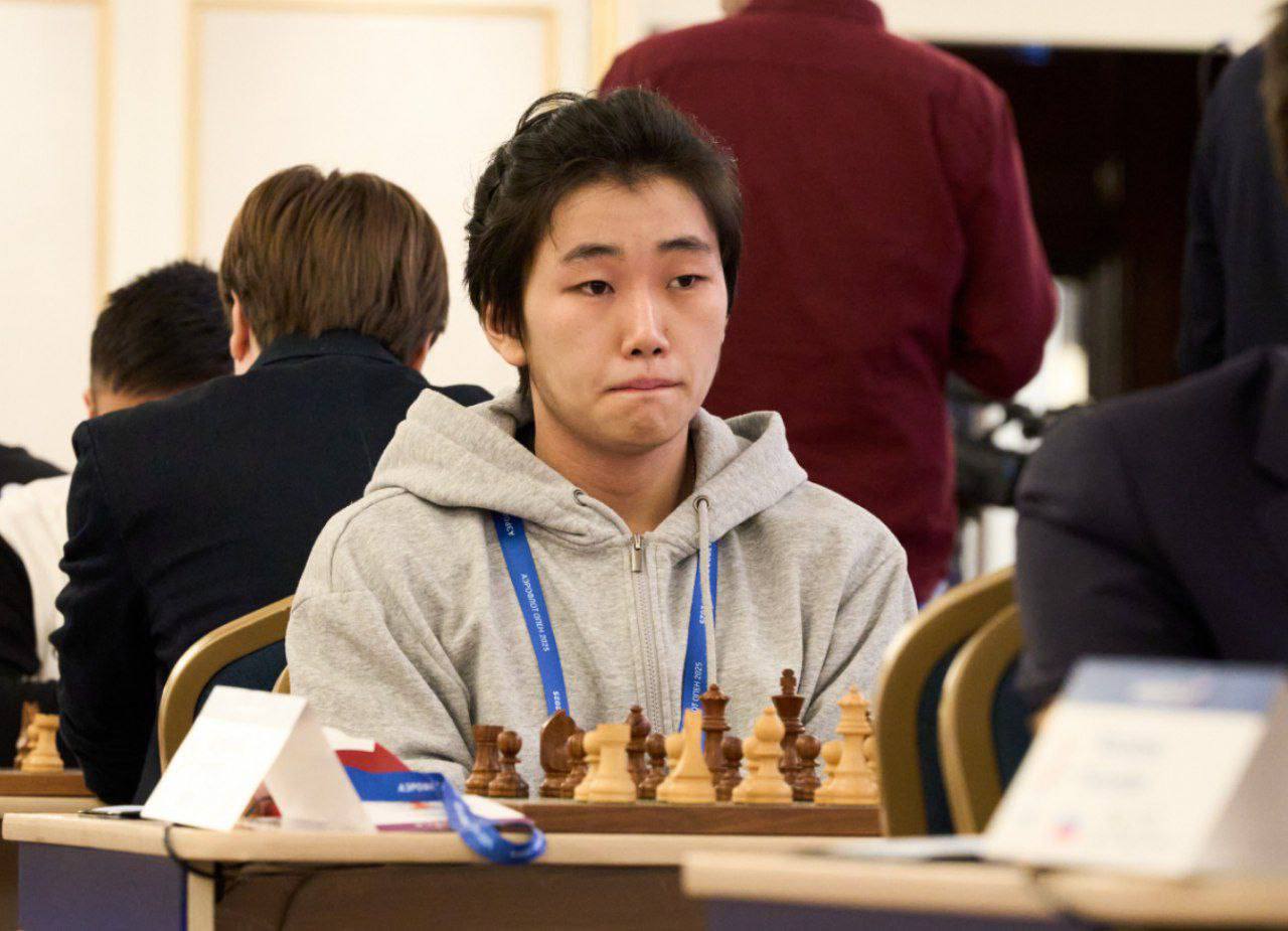 Юный шахматист из Бурятии стал международным гроссмейстером 18 летний Эрдэм Хубукшанов завоевал звание международного гроссмейстера Он набрал недостающие пункты рейтинга ЭЛО и выполнил заветное звание на Кубке президента Таджикистана в Душанбе Об этом сообщила президент шахмат РБ Инна Ивахинова Бурятия Подробности в Номер один Сообщить нам свою новость можно по кнопке Письмо в редакцию