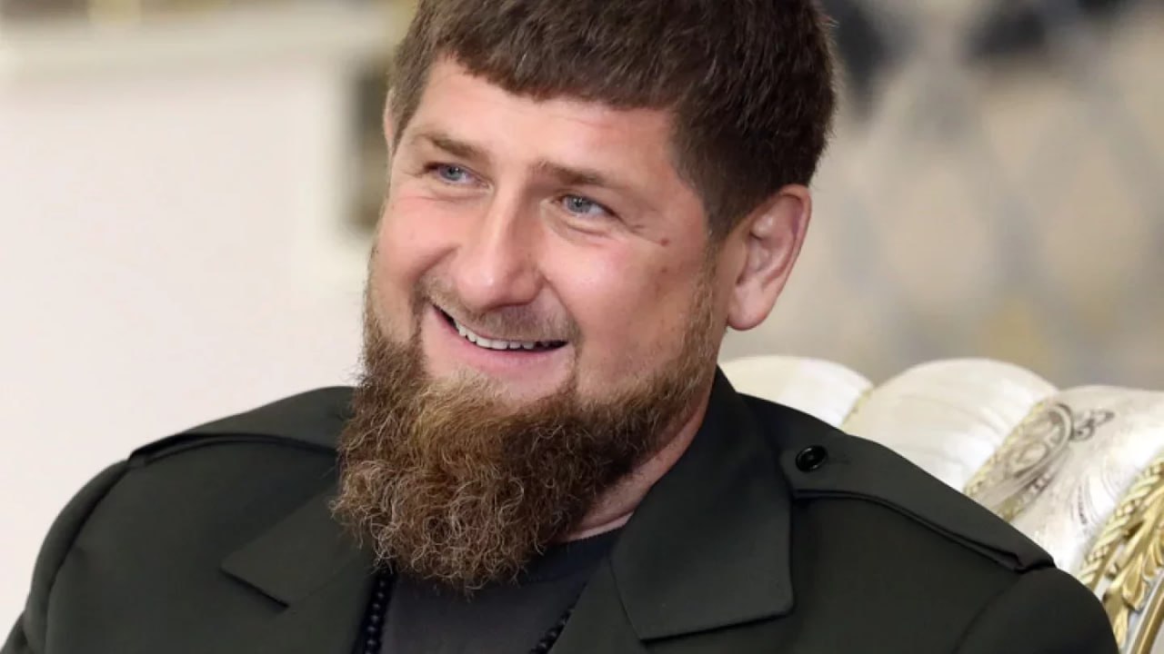 Рамзан Кадыров едва не утонул во время отдыха в Турции  Президент Чечни Рамзан Кадыров чуть не утонул во время отдыха на побережье Эгейского моря. Это случилось сегодня в Бодруме, Кадыров там останавливался в пятизвёздочном отеле.  Главу Чечни спасли на пляже и экстренно доставили в частную клинику.  «После того как Кадыров зашёл в воду, он внезапно начал тонуть. Первыми это заметили сотрудники отеля, которые сразу вызвали скорую помощь и береговую охрану. На место прибыли спасатели и медики, оказавшие первую помощь на пляже», — говорится в публикации.  В клинике врачи сообщили, что состояние пациента стабильное, угрозы для жизни нет. Вскоре его выписали. Комментарии от чеченских властей пока не поступали.  Ближайший контекст для тех, кому интересны детали жизни героя этой публикации и его семьи:  1. В мае Кадыров опубликовал философское видео, в котором рассуждал о смерти и неизбежности конца.  2. В первых числах июля посол Казахстана объяснил, почему посетил свадьбу Адама Кадырова.  • Фото: сайт правительства Чечни.