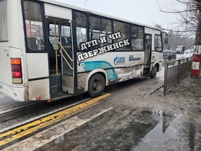 Машина скорой помощи столкнулась с автобусом в Дзержинске  Авария произошла сегодня утром. В ГАИ сообщили, что неотложка следовала по проспекту Ленина с включенными спецсигналами и проблесковыми маячками. При выезде на перекресток на улице Клюквина скорая столкнулась с ПАЗиком, ехавшим на разрешающий сигнал светофора.  В результате ДТП травмы получила фельдшер неотложки, ее доставили в БСМП Дзержинска. В автобусе в момент столкновения пассажиров не было. Водитель ПАЗа не пострадал.    Прислать новость