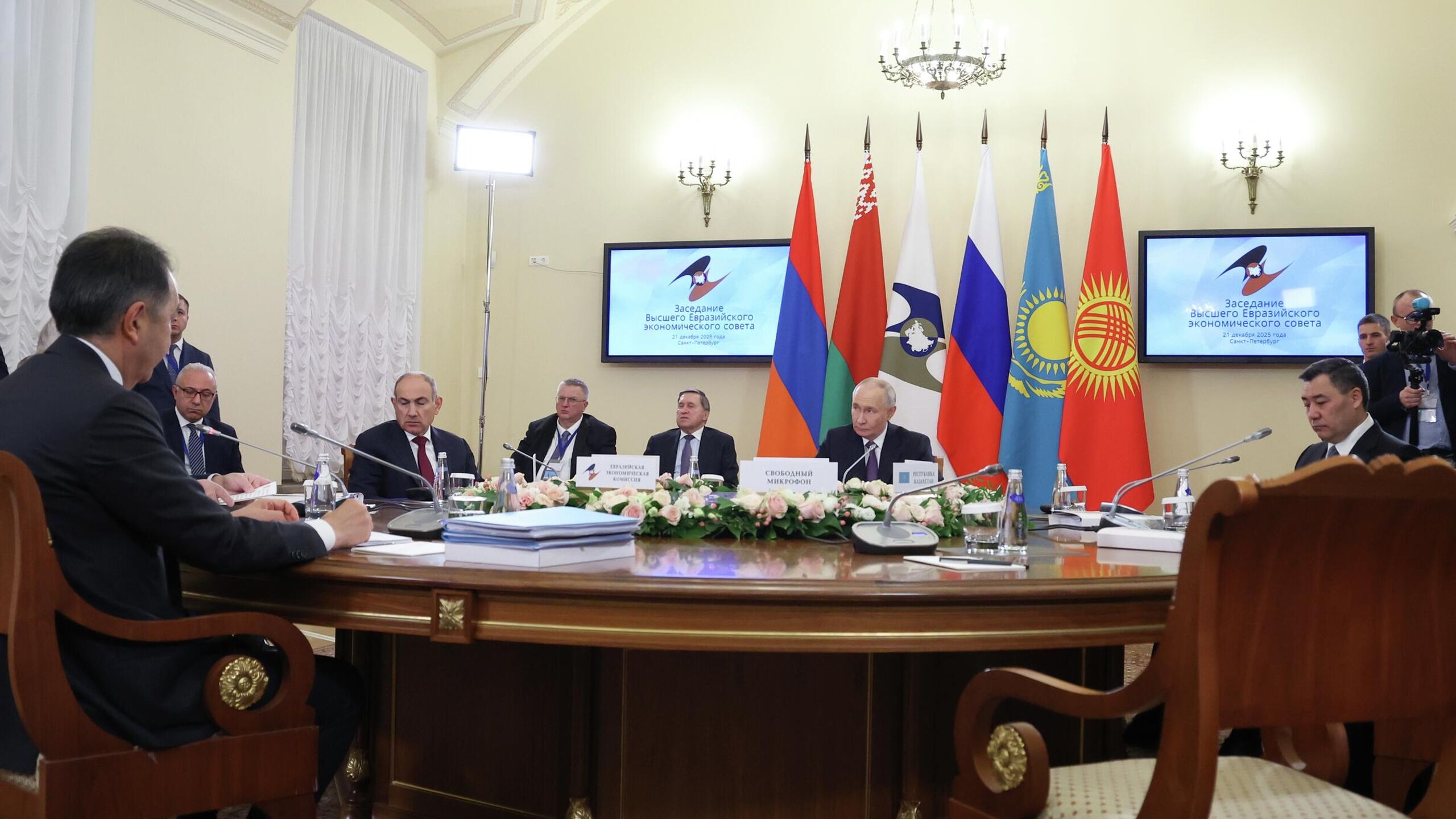 Главы стран ЕАЭС определили механизмы реализации декларации Евразийский экономический путь подписана дорожная карта включающая 300 мероприятий сообщил журналистам председатель коллегии Евразийской экономической комиссии Бакытжан Сагинтаев по итогам последнего в 2025 году заседания Высшего Евразийского экономического совета в Санкт Петербурге В ходе заседания главы государств определили механизмы реализации среднесрочной декларации Евразийский экономический путь Подписана дорожная карта которая включает более 300 совместных мероприятий заявил Сагинтаев По его мнению реализация этого документа придаст определенный импульс интеграции по всем ключевым направлениям Кроме того были утверждены основные ориентиры макроэкономической политики на 2026 2027 годы В частности запланирован комплекс мер по стимулированию инвестиций развитию торговли контролю над инфляцией по укреплению технологического потенциала и промышленного сотрудничества подчеркнул Сагинтаев