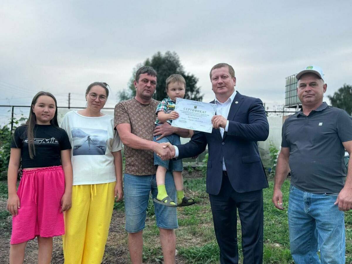 1,5 млн рублей за переезд в село  Такая программа по переселению действует в Мамадышском районе Татарстана. На фото глава Мамадышского района Вадим Никитин вместе с первыми получателями выплаты - семьей Юсуповых.   Отмечаем, что программа финансируется исключительно за счет средств самого района.  Безусловно, полтора миллиона - не панацея, а некие подъемные средства. Но такой подход подтверждает серьезную заинтересованность местного руководства в развитии своих деревень и сел, привлечении новых жителей, а значит, и трудоспособного населения.   На очередь по программе встали уже более 40 семей.