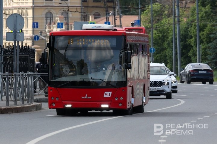 С 1 января 2026 года в Казани Набережных Челнах Нижнекамске и Альметьевске повысится стоимость проезда в общественном транспорте Она составит 46 рублей сообщил Госкомитет Татарстана по тарифам При этом сохраняется возможность оплаты поездок билетами длительного пользования стоимость одной поездки составит 36 рублей Подпишитесь на Реальное время в МАХ Telegram Дзен