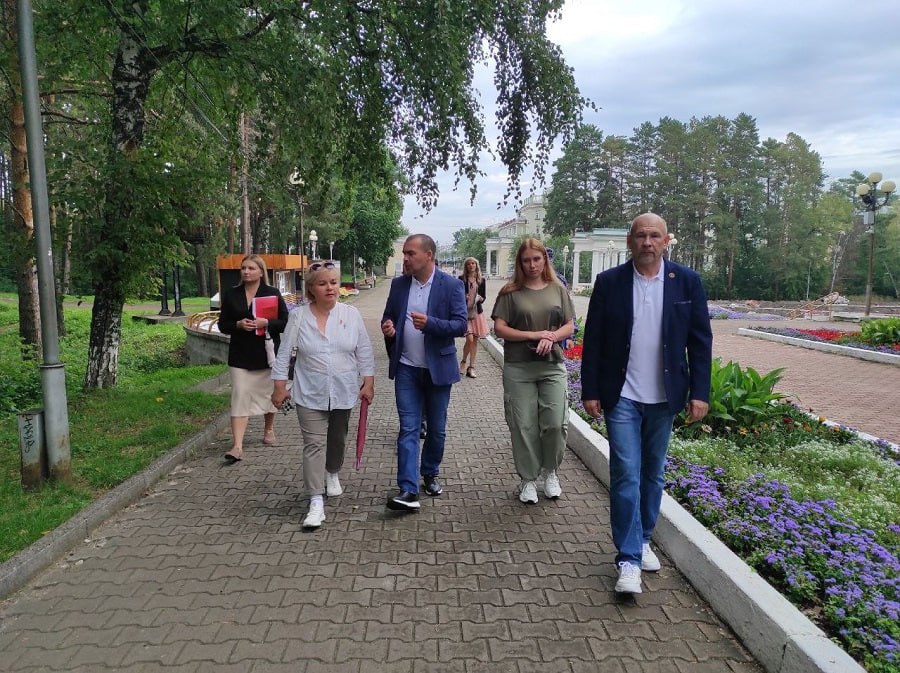 Депутаты проверили готовность учреждений культуры Железногорска к новому сезону В течение прошлой недели депутаты Совета депутатов ЗАТО г Железногорск вместе с профильной комиссией проверяли готовность учреждений культуры к новому сезону Члены комиссии побывали в Парке культуры и отдыха им С М Кирова Театре кукол Золотой ключик Музейно выставочном центре Детской художественной школе Детской школе искусств им М П Мусоргского ДК Юность а также других учреждениях культуры их филиалах в поселках ЗАТО и посетили городские библиотеки В Совете депутатов рассказали что особое внимание уделялось безопасности объектов наличию видеокамер и пожарно охранной сигнализации Специалисты также оценивали наличие персонала проведенные в текущем году ремонтные работы и множество других деталей По итогам проверки все учреждения были приняты комиссией Подписаться на канал