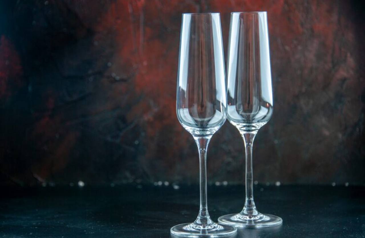 Средняя стоимость российского шампанского за год выросла на 10 В Краснодарском крае средняя цена составила 632 рубля за литр Средний ценник шампанского в этом году равен 565 9 рублей за литр Перед Новым годом цены на главный новогодний напиток вряд ли изменятся В декабре шампанского традиционно продается в разы больше чем в любой другой месяц Бизнес зарабатывает на объемах продаж сообщил ТАСС зампред правления ассоциации Руспродсоюз Дмитрий Леонов Большинство сезонных категорий в преддверии новогодних праздников реализуются по скидкам и акциям