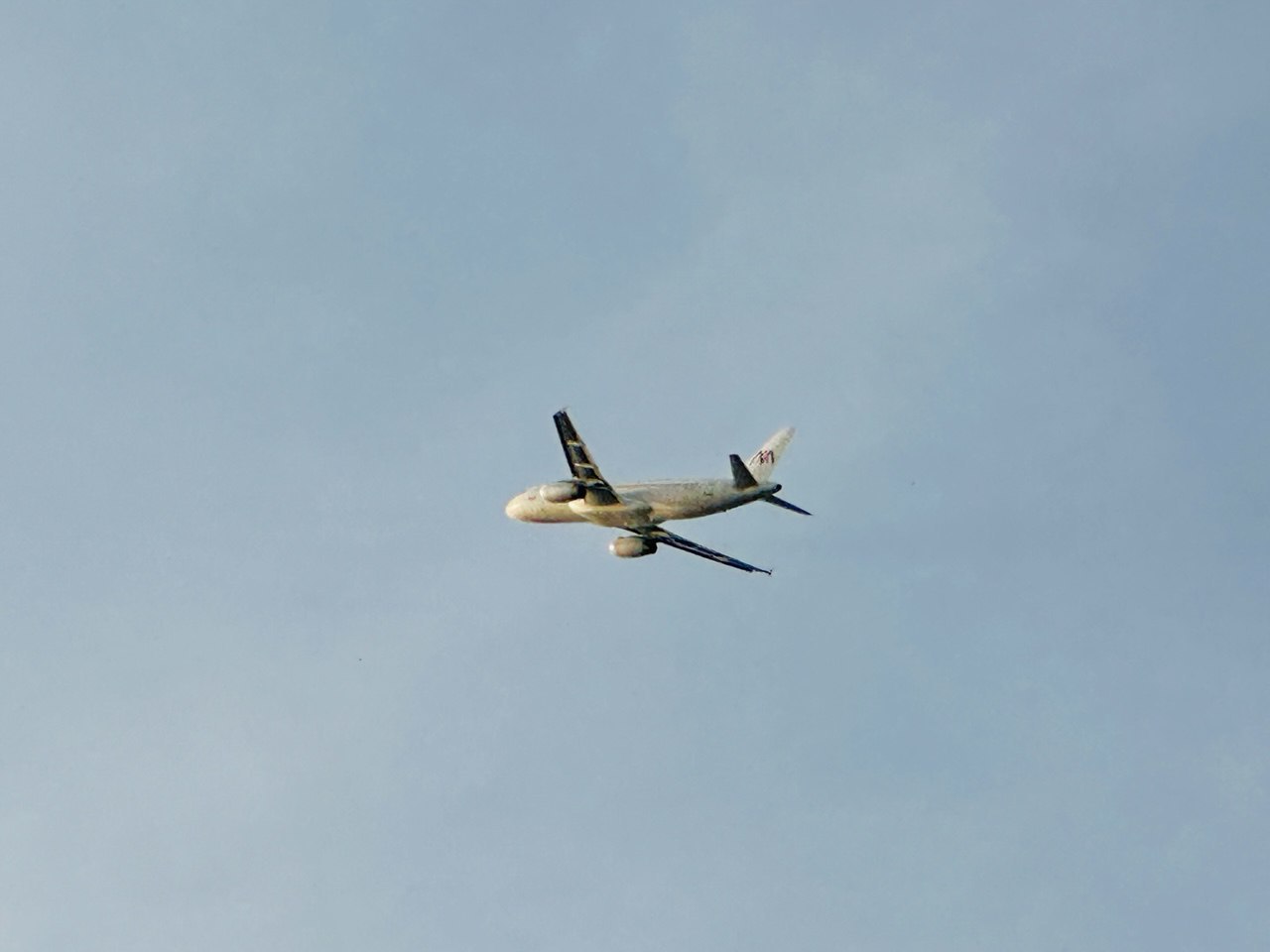 7   из восьми самолетов ушедших на запасные аэродромы из за погоды вернулись в аэропорт Сочи По данным на 9 00 мск они будут обслужены и отправлены по маршруту Задержка рейсов более двух часов сохраняется Авиакомпании работают над восстановлением расписания В аэропорту спокойная обстановка все операции идут штатно Погодные условия в Сочи останутся сложными еще несколько дней Кубанские Новости Мы в MAX