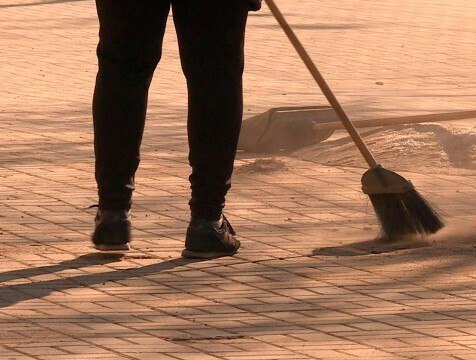 В Калуге выбрали лучшего дворника   В Калуге подвели итоги ежегодного конкурса профмастерства среди работников жилищно-коммунального хозяйства "Лучший дворник города Калуги". Мероприятие проводится с 2013 года. В этом году приняли участие 18 калужан. Всех победителей наградят в День города Калуги, 30 августа. Приз за первое место – 50 тысяч рублей.