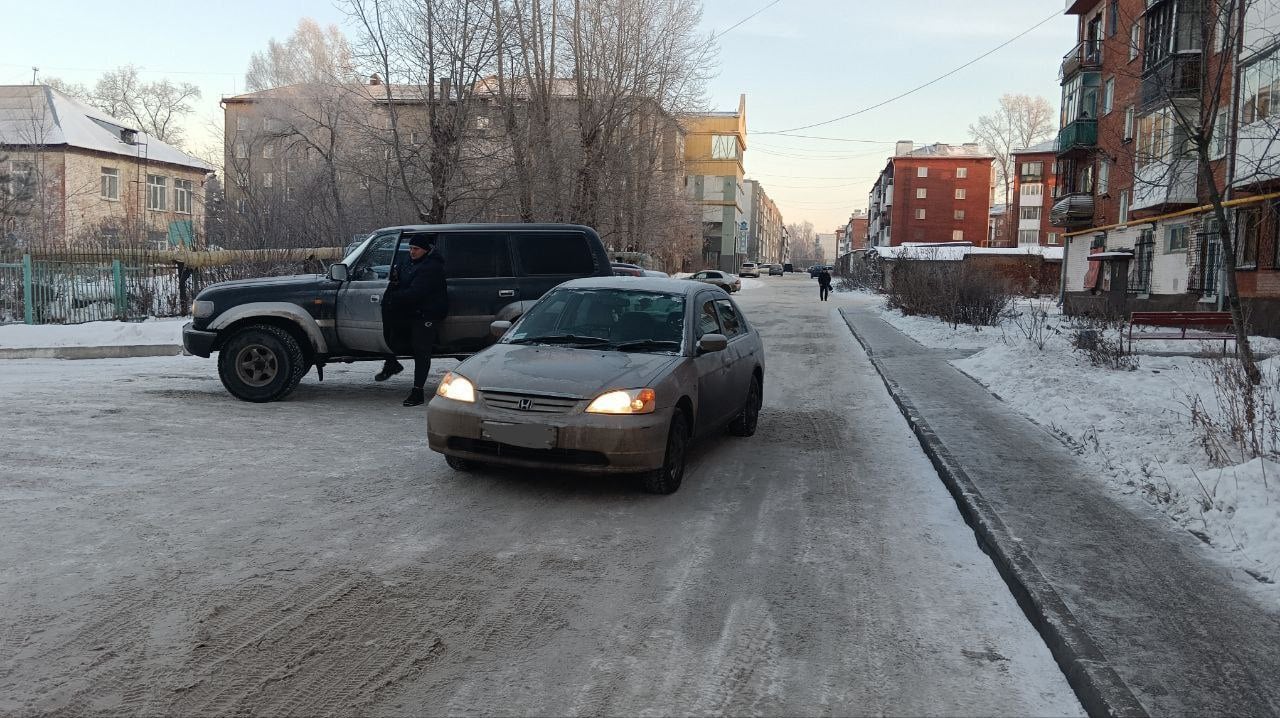 В Кемерове 27 ноября в районе 9.10 во дворе дома по пр. Шахтёров, д.53 произошло ДТП между автомобилями "Honda" и "Toyota".   Тех, у кого есть видео с регистратора или непосредственно видел момент столкновения,  просьба позвонить по тел. 8913-418-72-94  Вести-Кузбасс