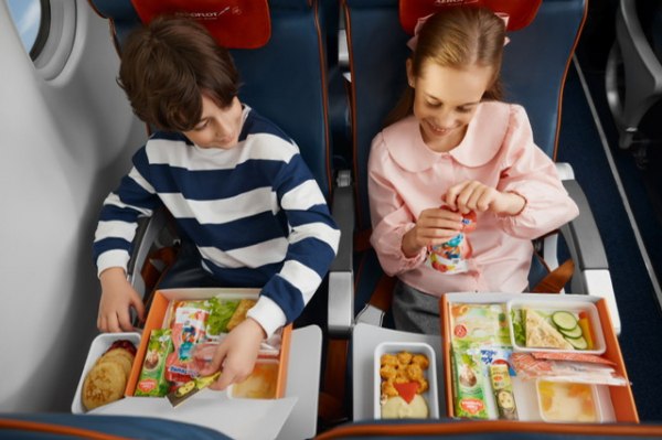 Аэрофлот перевез 2 2 млн детей по программе скидок Аэрофлот перевез 2 2 млн детей от 2 до 12 лет со скидками заявил гендиректор авиакомпании Сергей Александровский в ходе встречи с премьер министром Михаилом Мишустиным Об этом сообщает ТАСС По решению президента мы также начали в этом году программу по дополнительным скидкам для детей от 2 до 12 лет В рамках этой программы уже перевезено в 2025 году 2 2 млн пассажиров Это больше чем в прошлом году Наибольший рост был по Российской Федерации и в первую очередь это города массового спроса Сочи и Калининград сказал Александровский aviaru net n291152