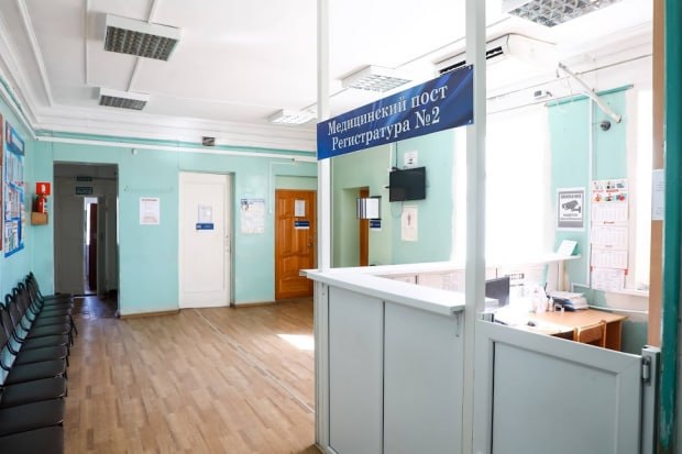 В праздничные дни волгоградские больницы будут работать в особом режиме Впереди волгоградцев ждут ежегодные праздники День защитника Отечества и Международный женский день В связи с этим жители региона будут отдыхать дольше обычного а медучреждения перейдут на особый режим работы Как сообщили в облздраве с 20 по 24 февраля и с 6 по 10 марта поликлиники Волгограда и Волжского будут работать с 08 00 до 17 00 а в районах области с 08 00 до 15 00 В это время пациенты смогут обратиться в кабинеты неотложной помощи а также отделения для приема больных с инфекционными заболеваниями Кроме того волгоградцы также смогут получить льготные рецепты и открыть больничные листы Кол центры будут принимать вызовы с 08 00 до 16 30 При этом центр медицины катастроф травмпункты и станции скорой помощи региона продолжат принимать пациентов в круглосуточном режиме