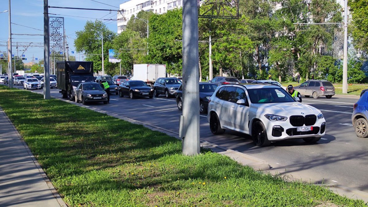 В Самарской области пройдут массовые рейды ГИБДД с 25 по 27 июля В период с 25 по 27 июля 2025 года на территории всей Самарской области сотрудники Госавтоинспекции проведут масштабные рейдовые мероприятия. Основной целью операций станет выявление водителей, управляющих транспортными средствами в состоянии опьянения, а также пресечение других грубых нарушений правил дорожного движения, влияющих на уровень аварийности. ГИБДД призывает жителей региона проявлять гражданскую активность и сообщать о случаях опасного вождения по телефонам дежурных частей. Особое внимание будет уделено водителям, чьи действия угрожают безопасности других участников дорожного движения. ГТРК «Самара»