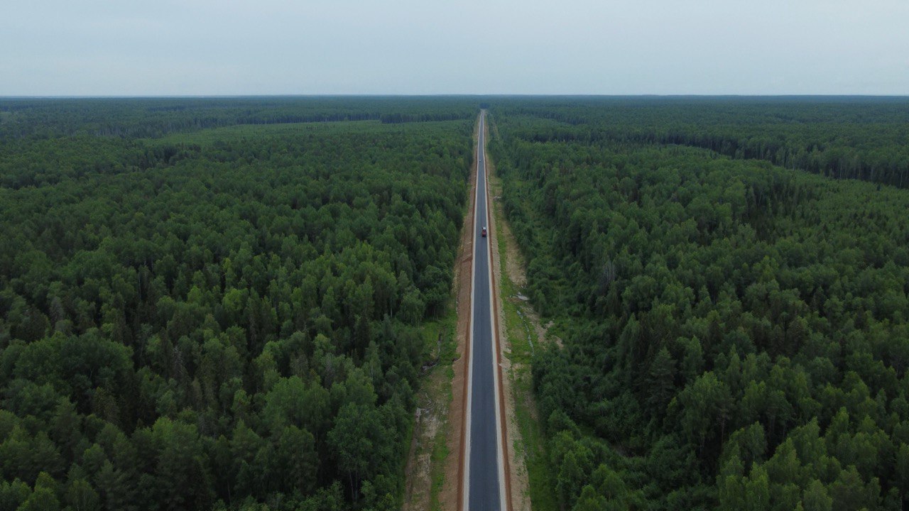 В 2026 году в Кировской области в рамках нацпроекта Инфраструктура для жизни планируется привести в нормативное состояние несколько региональных и муниципальных дорог Особое внимание уделят реконструкции 16 километрового участка Пинюг Скрябино в Подосиновском районе Подрядчик провел расчистку полосы отвода и готов приступить к основному этапу реконструкции Значительные объемы работ запланированы на региональной трассе Киров Малмыж Вятские Поляны Эта дорога обеспечивает связь областного центра с Нолинским Уржумским Малмыжским и Вятскополянским районами а также с Республикой Татарстан Ещё один приоритетный объект трасса Плотники Вожгалы Богородское Уни в Куменском районе Здесь приведут в нормативное состояние три участка общей протяжённостью 12 километров Дорога связывает с областным центром не только Кумёнский район но и соседние Богородский и Унинский Планируется отремонтировать дорогу Киров Советск Яранск Здесь отремонтируют 9 8 километров в Верхошижемском и Яранском районах Также в план ремонта на 2026 год входят направления Яранск Кикнур граница Нижегородской области Белая Холуница Кирс Киров Советск Яранск Лошкари граница Республики Марий Эл Омутнинск Песковка Кирс Фалёнки Уни и другие Все эти объекты выбраны с учётом комплексной оценки транспортной нагрузки социально экономической значимости и запросов жителей Подписывайтесь на канал Кировской области в MAX