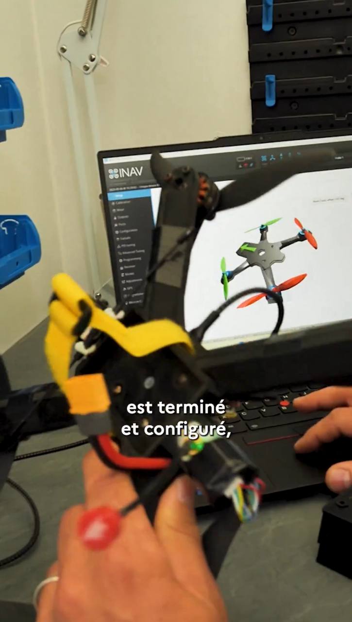 Кадры с мобильной мини-фабрикой FMA-3D Fabrique Mobile Autonome 3D по производству FPV-дронов и комплектующих на 3D-принтерах, находящейся в опытной эксплуатации 17-го артиллерийского дивизиона сухопутных войск Франции. Проект, размещённый в прицепе, разработан французским стартапом Per Se Systems, который в настоящее время сотрудничает с двенадцатью полками французской армии и участвует в четырёх секретных программах разработки. Заявленная мощность – до десяти дронов в час. Мини-фабрика оснащена генератором, обеспечивающим 19 часов непрерывной работы. Источник: Armenian Military Portal