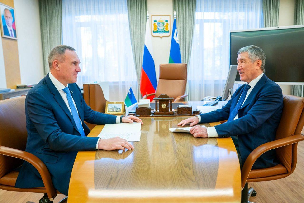 Губернатор Югры Руслан Кухарук провел рабочую встречу с Юрием Шафраником, председателем совета Союза нефтегазопромышленников России. В рамках встречи обсуждался широкий спектр вопросов, касающихся поддержки и развития нефтегазовой отрасли в Ханты-Мансийском автономном округе. Губернатор Югры подчеркнул важность конструктивного диалога между правительством региона и Союзом нефтегазопромышленников России для эффективного решения задач, стоящих перед отраслью. Юрий Шафраник не понаслышке знаком с особенностями, перспективами и сложностями добычи югорской нефти. Его путь в нефтяной промышленности начинался на Самотлоре, а в 80-х при его участии строились Лангепас и Покачи. Подробнее читайте тут!