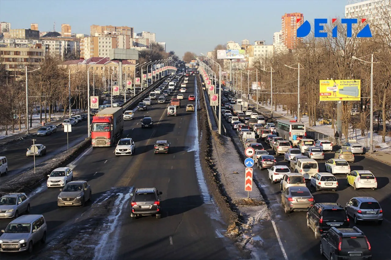 На Второй Речке обустраивают новый остановочный карман для автобусов Сегодня рабочие МБУ Содержание городских территорий приступили к обустройству парковочного кармана на остановке Улица Русская в районе аллеи Дениса Давыдова В этом направлении всего две полосы движения и из за стоящего общественного транспорта правая полоса постоянно занята что провоцирует серьезные заторы на и без того загруженном перекрёстке Из за текущих дорожных работ возможно временное затруднение движения водителей и пешеходов просят быть внимательнее Напомним в прошлом году была завершена масштабная реконструкция перекрёстка улицы Русской и проспекта 100 летия Владивостока в рамках которой была изменена схема движения организованы островки безопасности и установлены умные светофоры Затянувшиеся сроки основной реконструкции в свое время стали одной из причин приостановки эксперимента с выделенными полосами в городе При этом у жителей Владивостока остается вопрос почему создание остановочного кармана не было предусмотрено проектом реконструкции сразу учитывая что проблемы с пропускной способностью из за автобусов на этом участке возникли давно Читайте нас в MAX Deitaru