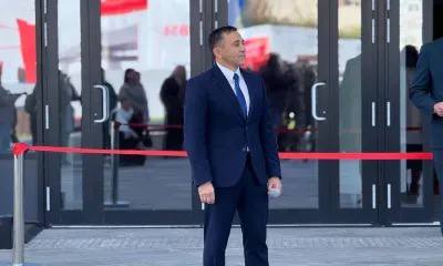 Новая визитная карточка в Благовещенске открыли Дом российско китайской дружбы семь уникальных зон предлагают взглянуть на отношения России и Китая под разными углами В Благовещенске состоялось открытие Дома российско китайской дружбы Он расположен в здании Трибуна Холл рядом с набережной реки Амур Как подчеркнул глава города Олег Имамеев Дом российско китайской дружбы это живой мост соединяющий два берега две великие культуры два народа Он рожден здесь в Благовещенске городе который всей своей историей и географией предназначен для дружбы и сотрудничества с нашими ближайшими соседями Буквально недавно мы провели по залам Дома делегацию глав крупных российских городов от Нижнего Новгорода до Хабаровска от Тулы до Норильска И я видел в их глазах неподдельный интерес и искреннее восхищение Они по достоинству оценили масштаб и глубину замысла Ведь здесь не просто смотрят здесь чувствуют пробуют участвуют Семь тематических залов это семь граней нашего взаимодействия отметил Олег Имамеев Дом российско китайской дружбы станет одной из визитных карточек Благовещенска местом притяжения не только для гостей города но и для всех жителей которые хотят лучше понять дух и энергию Китая Семь уникальных зон предлагают взглянуть на отношения двух стран под разными углами Здесь благодаря интерактивным технологиям оживают культуры спортивные традиции кулинарные изыски и самые значимые совместные инициативы двух стран создавая эффект полного погружения Информация и фото администрации Благовещенска ТЕЛЕПОРТ РФ здесь все об Амурской области  Мы в МАХ  Написать нам