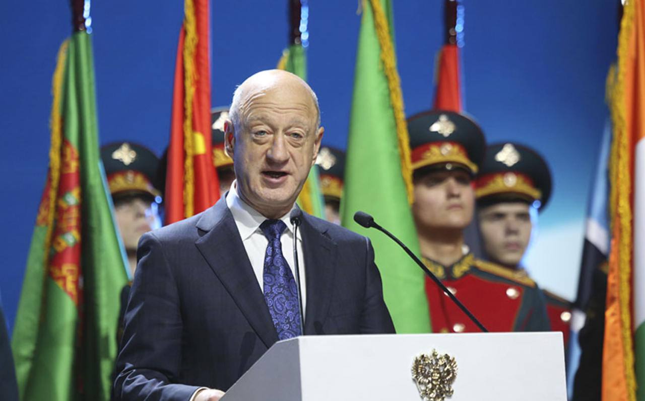 Зампред Госдумы Александр Бабаков посетил X Международный Кремлевский благотворительный кадетский бал МКБКБ Вице спикер зачитал со сцены приветствие участникам бала от лица Председателя Госдумы Вячеслава Володина От себя он добавил что своей стабильностью проводится уже 10 лет этот бал обязан тому что тема кадетства очень близка нашему российскому народу Возрождение армии происходит благодаря в том числе и таким событиям как это Здесь собрались кадеты выпускники Суворовского училища военных институтов Это та часть нашего общества которая осознанно делает выбор в пользу служения отчизне Это достойно уважения любви и доверия народа подчеркнул парламентарий и пожелал счастья участникам и устроителям праздника