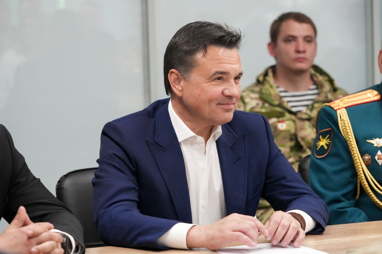 Андрей Воробьев встретился с участниками СВО, победившими в предварительном голосовании «Единой России». Теперь кандидаты собираются выдвинуться на муниципальных выборах в 8 округах. Среди победителей предварительного голосования — 17 участников спецоперации и вдова героя. «Вы прошли предварительное голосование, победили накануне выборов в муниципальные органы власти. Как никто, вы имеете право разговаривать и с нашими ребятами, которые возвращаются с передовой, и с теми, кто там сейчас находится, и с членами их семей. В жизни всегда есть необходимость подхода к какой-либо проблеме: на фронте — одна, в гражданской жизни — другая», — сказал губернатор. На предварительное голосование документы подали 706 кандидатов. В их числе – 31 участник СВО. Известно, что партия оказывает им необходимую помощь в ходе избирательной кампании, включая юридическое сопровождение, обучение и многочисленные консультации. В регионе также активно развивается программа «Герои Подмосковья», помогающая бойцам. !