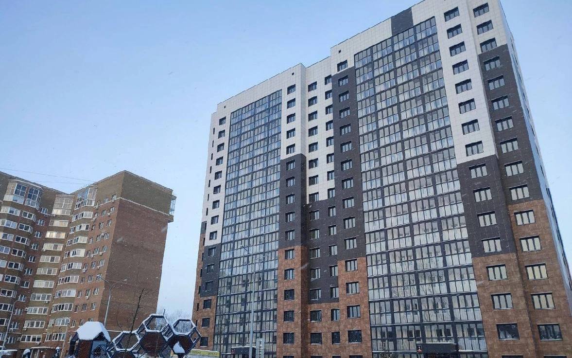 В Башкирии ввели в эксплуатацию первый дом в рамках реновации территорий В уфимской Черниковке ввели в эксплуатацию первый в Башкирии дом построенный по договору комплексного развития территорий КРТ 16 этажка расположена на улице Орджоникидзе 34 ее построили на месте снесенных аварийных двухэтажек сообщил и о главы Минстроя республики Артем Ковшов Это первый реализованный проект многоквартирного дома в рамках КРТ который впервые был заключен в республике в начале 2023 года Этим событием в истории жилищного строительства республики можно сказать начинается новая глава глава о том как на территориях существующей жилой застройки появляются современные комфортные функциональные кварталы сказал он Застройщика на право реновации квартала ограниченного улицами Орджоникидзе Уссурийской Вологодской и Суворова выбрали в январе 2023 года Комплексным развитием территории занимается Специализированный застройщик управление комплексной застройки 12 КПД треста КПД Компания заплатила за право реновации квартала 6 млн руб минимальный объем вложений в проект должен составить 3 16 млрд руб В начале 2024 года девелопер получил разрешение на строительство это было первое разрешение в рамках договоров КРТ заключенных в регионе РБК Уфа в Telegram РБК Уфа в MAX