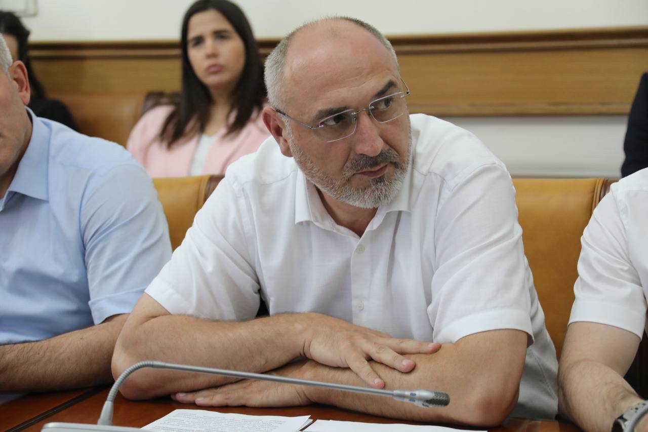 Проблема безопасной эксплуатации газа в быту остается актуальной для Дагестана. Об этом говорили сегодня на заседании Республиканского штаба по подготовке объектов ЖКХ Дагестана к осенне-зимнему периоду 2025 – 2026 годов под руководством Председателя Правительства РД Абдулмуслима Абдулмуслимова. Абдулмуслим Абдулмуслимов напомнил о недавнем случае в частном жилом доме в селе Нижний Дженгутай Буйнакского района, где пострадала многодетная семья. Премьер-министр Дагестана призвал газовиков совместно с администрациями муниципальных образований усилить работу по обеспечению безопасного использования газа в быту, в том числе информационно-разъяснительную работу с населением. Как отметил и.о. исполнительного директора ООО «Газпром газораспределение Дагестан» Шамсутдин Алиев, часто проблемой для специализированной организации, специалисты которой должны проводить работы по техобслуживанию внутридомового газового оборудования, является недопуск собственников квартир и домов к газовым приборам, недопуск в жилые помещения в целом. Содержание ВКГО - в зоне ответственности собственника помещения. Только при совместной работе потребителей и сотрудников газораспределительных организаций можно обеспечить безопасность. Жители республики должны осознавать важность обеспечения доступа специалистам в квартиру для осмотра и обслуживания ВДГО, ВКГО и вентиляционных систем», - сказал Алиев. Премьер-министр поручил вынести данный вопрос в отдельное обсуждение и рассмотреть его в ближайшее время на отдельном заседании.