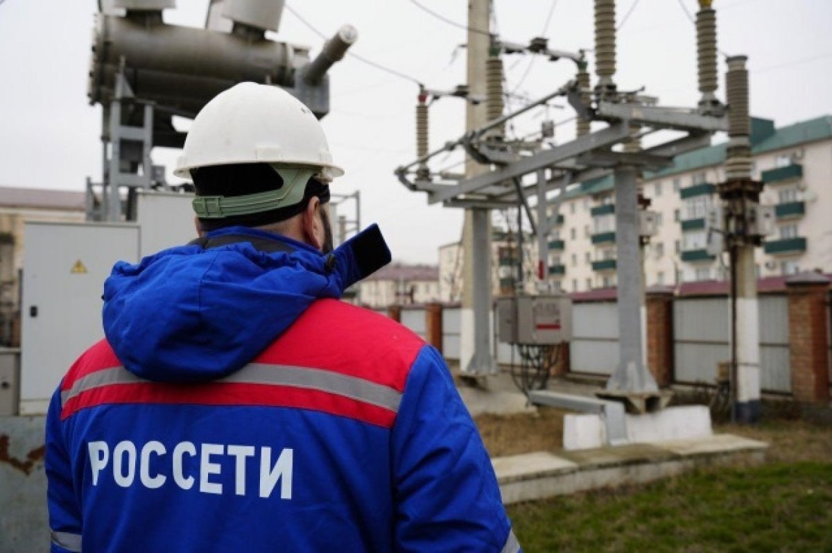 Правительство по поручению Президента России решило внедрить механизм take or pay в электросетях До 15 апреля Минэнерго необходимо внести проект постановления о введении для новых потребителей более 670 кВт обязательства по оплате услуг по передаче электроэнергии не по факту потребления а по максимальной мощности Сейчас услуги по передаче электроэнергии оплачиваются исходя из фактического потребления но электросетевые компании должны поддерживать мощности в объемах заявленных при техническом присоединении ТП то есть и тех что фактически не используются Усиления ответственности потребителей за заявленную мощность многие годы добивались Россети Цены вырастут для крупных потребителей электроэнергии они поднимут цены на свою продукцию и переложат издержки на конечных потребителей простых россиян Инфляция в этом году точно превысит показатели прошлого