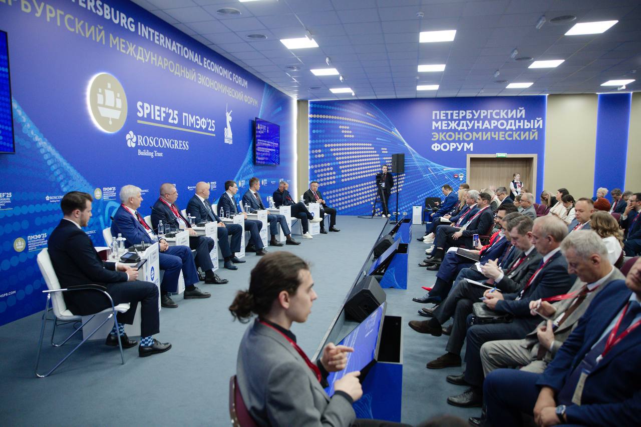 Министр строительства и ЖКХ РФ Ирек Файзуллин принял участие в сессии «Деловая репутация: государственные инициативы для ответственного бизнеса» на ПМЭФ 25     В ходе сессии обсудили вопросы функционирования ЭКГ-рейтинга ответственных подрядчиков.   Глава Минстроя России рассказал о системе государственных закупок в строительстве, где на данный момент ключевыми критериями при выборе подрядчика являются цена и опыт исполнения контрактов за последние 5 лет.      Минстрой России совместно с ФНС, Арбитражным судом, ФАС запустили механизм скоринга подрядных организаций. Сейчас при плотной работе с НОСТРОЙ вышел первый рейтинг подрядных организаций, в который вошли генподрядчики, субподрядчики, а также проектные организации.   В планах Минстроя России внесение изменений в ФЗ №44 и ФЗ №223, расширяющие параметры, которым должна соответствовать подрядная организация.   В этой части уже проделана большая работа. Вопрос был затронут на вчерашней сессии с участием Министра финансов Антона Силуанова.   «Минстрой России совместно с ФНС отработал документ, где регионы имеют возможность обратиться к нам и понять сможет ли организация выполнить необходимые задачи. Это все требует завершения работы по правильному ценообразованию. Сегодня мы перешли на механизм формирования строительной цены на базе ресурсно-индексного метода. Это рывок в этой области, которая формировалась до 2024 года на базе документов и норм 1984 года с индексами», - отметил Ирек Файзуллин.   ↪  До 2024 года цена строительного продукта формировалась на базе СНИПов 1984 года по ценообразованию, где каждый год до 1991 года вводились различные индексы.  Минстрой России будет продолжать работу по совершенствованию нормативных актов для того, чтобы оградить предприятия от недобросовестных подрядчиков.    В сессии также приняли участие Полномочный представитель Президента Российской Федерации в Центральном федеральном округе Игорь Щеголев, Министр энергетики Российской Федерации Сергей Цивилев, Заместитель руководителя, Федеральной налоговой службы Тимур Шиналиев, Губернатор Воронежской области Александр Гусев, Генеральный директор, ООО «РАЭКС-Аналитика» Дмитрий Гришанков, Основатель, Askona Life Group, сооснователь, Школа бизнеса «Горки»; автор проекта «Доброград» Владимир Седов.