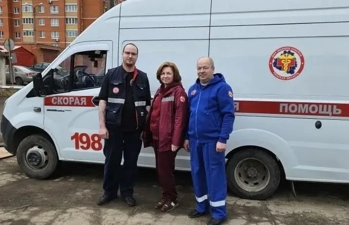 Тульские врачи спасли пенсионерку с острым коронарным синдромом  В В Новомосковске 87 летней женщине стало плохо она почувствовала сильную жгучую боль в груди Лекарства не помогли и она вызвала скорую Бригада Центра медицины катастроф врач реаниматолог Ольга Беляева медбрат Александр Михеев и водитель Михаил Дрогайцев добрались до пациентки за 13 минут Медики быстро оценили состояние и диагностировали острый коронарный синдром Внезапно пенсионерка потеряла сознание пульс и давление перестали определяться Тогда герои в белых халатах немедленно начали реанимацию Уже через две минуты сердечная деятельность восстановилась  Сейчас пациентка находится под наблюдением врачей Мы в MAX Мы в ВК