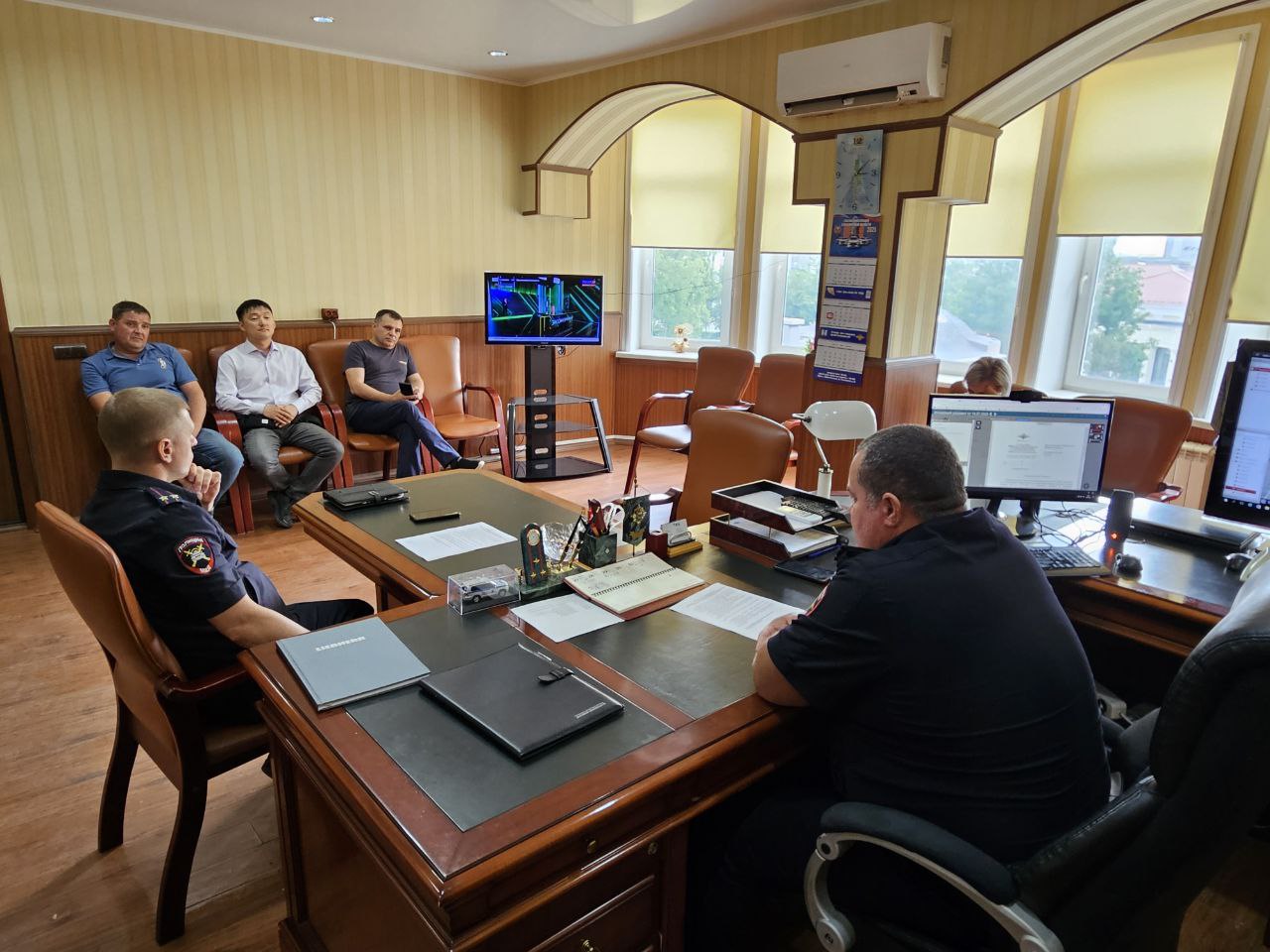 Начальник управления Госавтоинспекции провёл рабочую встречу с представителями кикшеринговых компаний В целях повышения безопасности дорожного движения и совершенствования взаимодействия в управлении Госавтоинспекции прошла рабочая встреча с представителями крупнейших кикшеринговых компаний. В ходе встречи обсудили актуальные проблемные вопросы, связанные с эксплуатацией средств индивидуальной мобильности. Особое внимание было уделено вопросам соблюдения Правил дорожного движения пользователями электросамокатов, организации зон ограниченного доступа и скорости, а также повышения уровня информированности граждан об ответственности при использовании СИМ. Участники совещания совместно проанализировали сложившуюся ситуацию и наметили пути решения выявленных проблем. В числе предложений, прозвучавших в ходе встречи, — внедрение дополнительных технических ограничений скорости на особо опасных участках, усиление мер по идентификации пользователей, а также проведение совместных профилактических мероприятий, направленных на формирование культуры безопасного вождения. Госавтоинспекция отметила важность выстраивания системной работы с операторами кикшеринга и подчеркнула готовность к дальнейшему взаимодействию для обеспечения безопасности всех участников дорожного движения. В результате встречи стороны достигли договоренностей по ряду инициатив, реализация которых позволит снизить аварийность с участием средств индивидуальной мобильности и повысить общий уровень безопасности на дорогах.