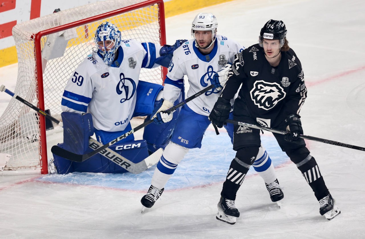 Виталий Кравцов вернется в челябинский Трактор после неудачи в НХЛ Воспитанник челябинского Трактора Виталий Кравцов вернется в родной клуб Ванкувер Кэнакс выставил его на безусловный драфт отказов для расторжения контракта Нападающий сыграл за Ванкувер лишь в двух предсезонных матчах где не отметился результативными действиями В Северной Америке Виталий Кравцов должен был находиться год контракт с ним заключали на сезон При этом права на форварда в КХЛ принадлежат Трактору По данным издания Чемпионат теперь челябинский хоккейный клуб подпишет с ним трехлетний контракт В сезоне 2024 2025 Кравцов провел за черно белых 85 матчей с учетом плей офф набрав 65 33 32 очков Он трижды становился бронзовым призером чемпионата КХЛ 2018 2022 2024 годы а в 2025 году серебряным Ранее нападающий уже несколько раз пробовал себя в НХЛ За 64 встречи за Нью Йорк Рейнджерс и Ванкувер ему удалось набрать 12 6 6 очков в сезонах 2020 2021 и 2022 2023