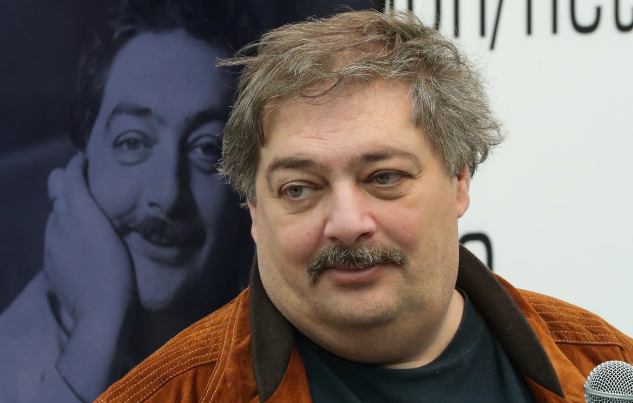 Следователи просят заочно арестовать писателя-иноагента Дмитрия Быкова, который обвиняется в распространении недостоверной информации о российской армии.   Ему грозит до десяти лет лишения свободы.  UPD: Быкова заочно арестовали по решению суда.   Лучше и не скажешь. Подписаться