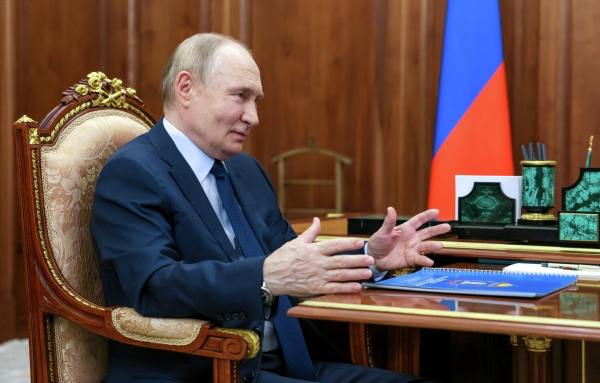 Владимир Путин пошутил о скором приближении зимы на фоне холодного лета  На совещании президента с правительством одной из главных стала тема северного завоза.  «Вот сейчас говорили про зиму. Она у нас вроде как нескоро. Но, судя по погоде, может и быстро наступить», — пошутил глава государства.  Как отметил Путин, в любом случае о северном завозе пора говорить уже сейчас. Президент попросил Минфин следить за его финансированием.     Подпишись на «Говорит Москва»