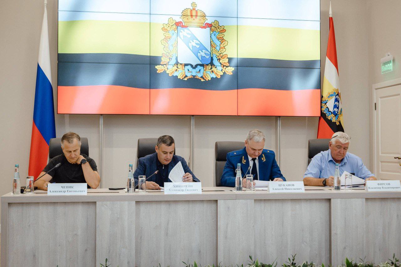 В Курске прошло заседание Координационного совета по проблемам жителей приграничья На встрече обсуждались выдача жилищных сертификатов строительство жилья для переселенцев обучение детей из приграничных районов запуск единого цифрового профиля жителя приграничья и другие волнующие курян вопросы Одной из поднятых тем стало обследование поврежденных домов С февраля 2025 го зафиксировано полное разрушение 285 домов в приграничье благодаря аэрофотосъёмке от Минобороны РФ Все собственники имеют право на получение сертификата рассказал врио губернатора Курской области Александр Хинштейн