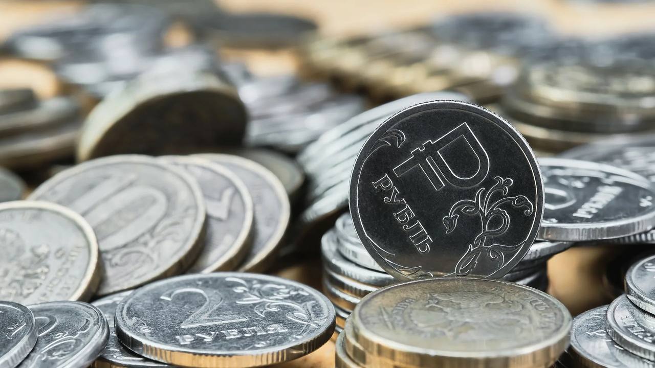 Лучшими валютами для сбережений сейчас являются дирхам ОАЭ, юань и рубль. Эксперты назвали лучшие и худшие валюты для сбережений: Преимуществом дирхама является его привязка к доллару и отсутствие санкционных рисков, юаня – большой товарооборот между Россией и КНР. Рубль хорош тем, что высокая ключевая ставка ЦБ позволяет получать высокие проценты по депозитам. Из наиболее очевидных вариантов по риску потери активов: доллар США, евро и другие валюты стран, вводящих санкции против РФ. Избегать нужно и валют стран, где высокая инфляция – турецкой лиры и аргентинского песо. Кубанские Новости