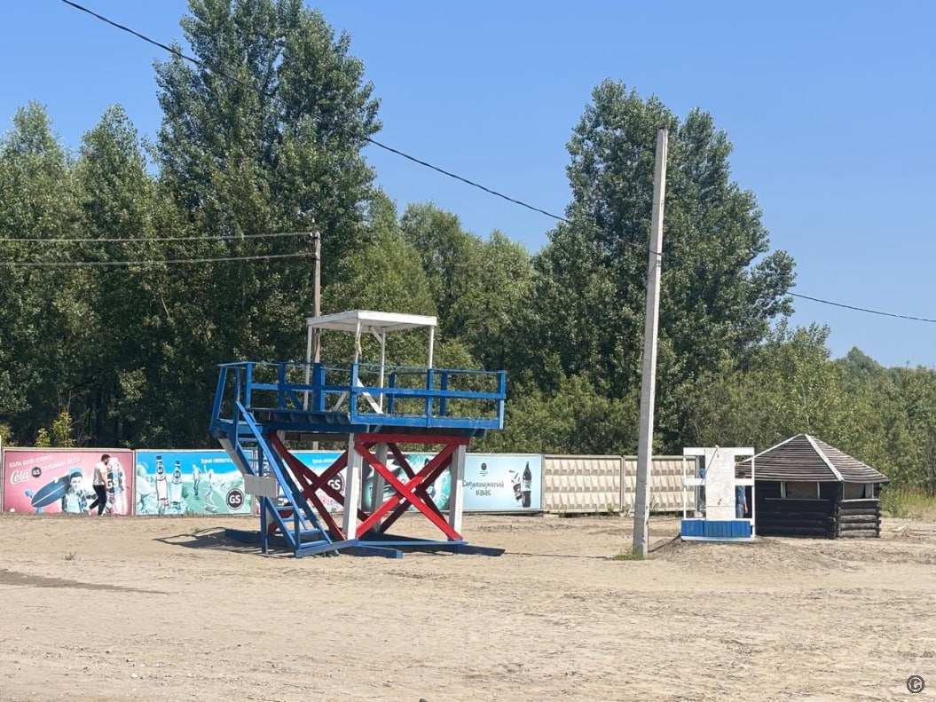 Городской пляж в Барнауле откроют до конца июня Уровень воды в реке Обь стабилизировался, и подрядная организация ООО «Майами-импорт» приступила к подготовке пляжа на острове Помазкин к открытию, сообщает городская администрация. Сейчас здесь уже начали подготовленные мероприятия. На пляже уже провели планировку территории, очистили дне и обследовали его с помощью водолазов, обработали территории от клещей. Сейчас проводят лабораторные испытания воды и песка. Ориентировочно, пляж откроют в конце этой или в начале следующей недели. А где уже сейчас можно покупаться в Барнауле? Ответ в нашем чат-боте .