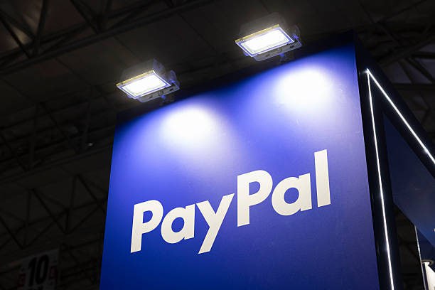 PayPal станет первой платежной системой для покупок через ChatGPT Согласно соглашению между PayPal и OpenAI уже со следующего года пользователи смогут покупать товары прямо в ChatGPT и оплачивать их через популярный платежный сервис сообщает CNBC У нас сотни миллионов лояльных владельцев PayPal кошельков которые теперь смогут нажать кнопку Buy with PayPal в ChatGPT и получить безопасный и надежный процесс оплаты сказал директор PayPal Алекс Крисс Ранее OpenAI объявила о возможности покупок у продавцов на Shopify и Etsy а две недели назад о партнерстве с Walmart На фоне этой новости акции PayPal выросли на 13 на премаркете kursivm kursiv news