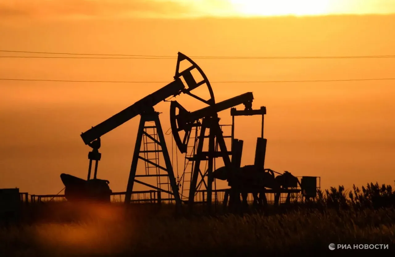 Нефть может опуститься к отметке 75 80 за баррель уже только в 2027 м и то лишь при устойчивом восстановлении поставок по Ормузскому проливу считает эксперт Имплементы Иван Тимонин Все дело в том что для рынка важен не разовый проход отдельных танкеров а восстановление регулярного страхуемого и масштабного судоходства через пролив Пока сохраняется риск повторных ограничений цена на нефть будет высокой добавил он Сейчас же стоимость нефти остается дороже 100 за баррель Подписаться на РИА Новости экономика