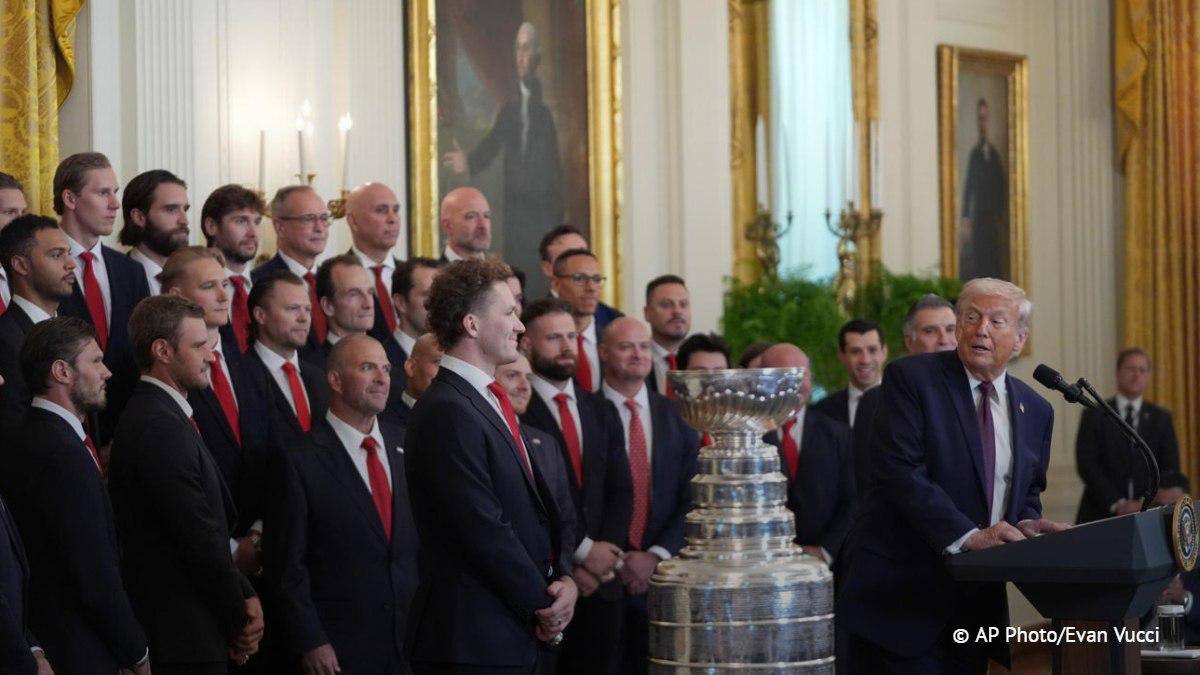 Дональд Трамп принял хоккеистов и персонал Флориды в Белом доме в честь победы команды в Кубке Стэнли прошлого сезона Лидер США назвал легендарным российского вратаря клуба НХЛ Флорида Бобровского и пожал ему руку США Подписаться на Pravda ru