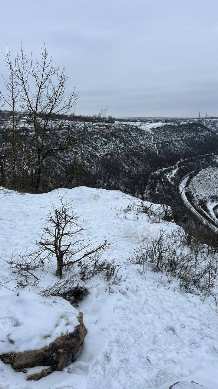 В Резинском районе 17 летняя девушка погибла упав со скалы Сотрудники полиции Резины расследуют трагический инцидент произошедший сегодня в селе Матеуцы Резинского района По предварительным данным 17 летняя девушка находилась на прогулке в скалистой местности на окраине населённого пункта В какой то момент она поскользнулась и упала с высоты около 20 метров От полученных травм несовершеннолетняя скончалась на месте Полиция работает на месте происшествия и устанавливает все обстоятельства трагедии Подпишись на primulinmd