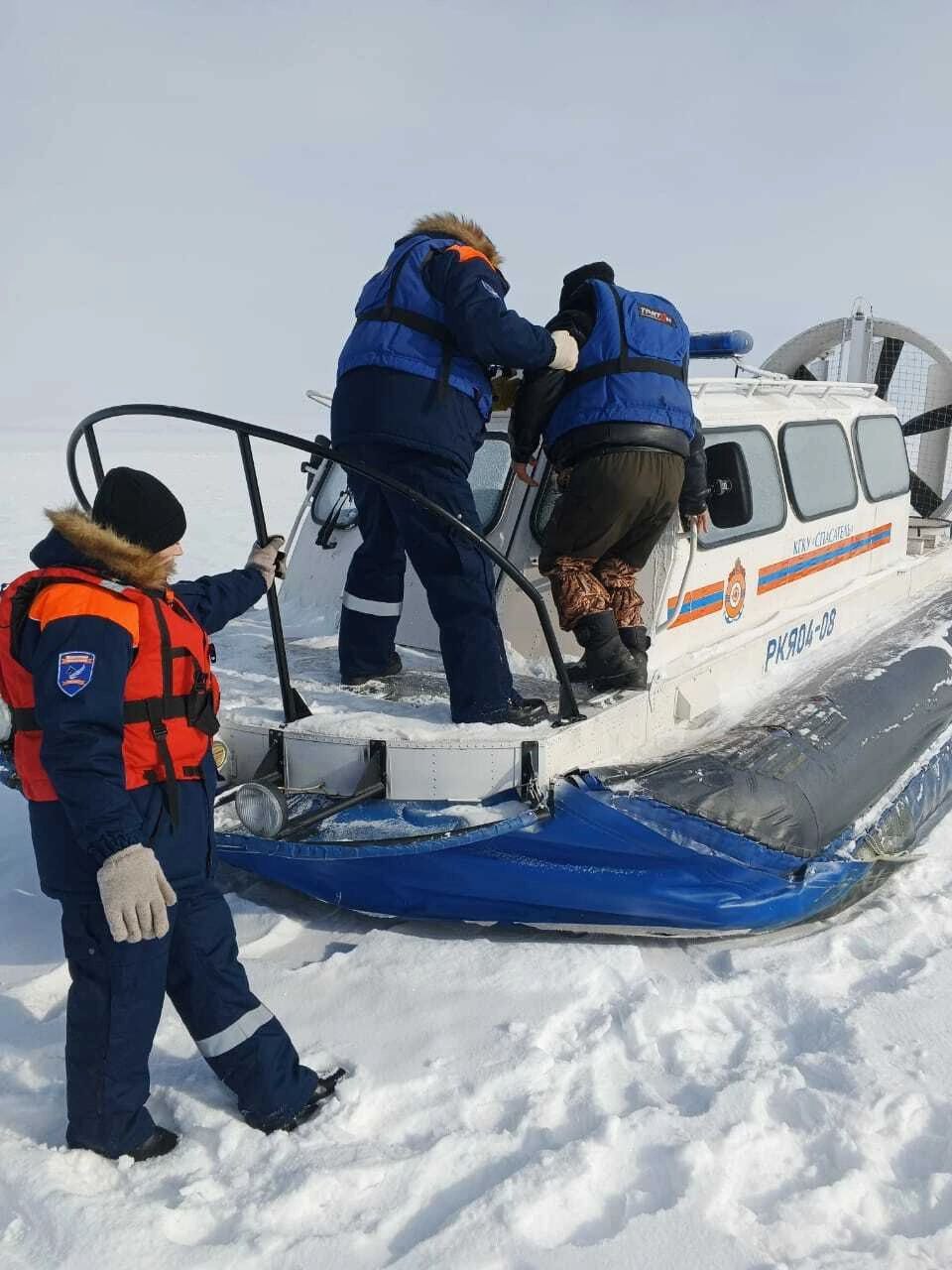 Заблудившегося рыбака нашли на Красноярском водохранилище  71-летний мужчина отправился на рыбалку в районе села Белоярск. Через время из-за перепада температуры на водохранилище образовался густой туман и, переходя от лунки к лунке, рыбак заблудился. Пока он бродил в тумане в поисках своих рыбацких принадлежностей сильно замерз и позвонил в экстренную службу.  «Спасатели Краснотуранской спасательной станции экстренно организовали выезд на акваторию. Видимость была почти нулевая, но спасателям удалось в течение 40 минут найти мужчину. Пострадавшего доставили в здание спасительной станции, где отогрели горячим чаем», - рассказали в КГКУ Спасатель