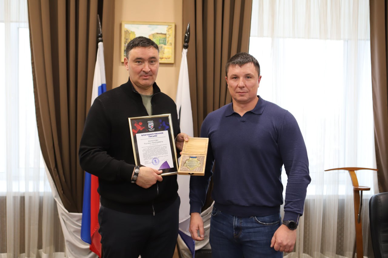 В июне этого года в Иркутске проходил Открытый кубок Иркутской области по многоборью ГТО Вызов Сибири 2025 Масштабное мероприятие объединившее более 200 человек из 34 регионов России от Курска и Севастополя до Сахалина а также представителей Монголии и Казахстана Почти половина из них сотрудники специальных подразделений Росгвардии Большая честь для меня получить благодарность за поддержку этого значимого события от президента Федерации многоборья ГТО Иркутской области Виктора Кузьмина Убеждён Вызов Сибири станет для нашего города хорошей традицией и будет привлекать ещё больше участников Подписывайтесь на мой канал в MAX