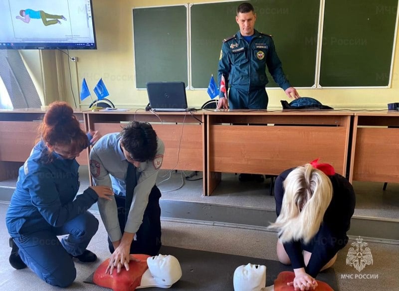 Тульские ветеринары и студенты научились оказанию первой помощи пострадавшему   Сотрудники медико-психологического отдела МЧС России в Тульской области регулярно проводят с гражданами обучающие занятия по оказанию первой помощи пострадавшим. В этот раз обучающие мероприятия состоялись в «Тульском объединении ветеринарии» и «Социально-технологическом колледже».   Специалисты спасательного ведомства рассказали студентам и работникам сферы ветеринарии, какие именно изменения произошли в нормативно-правовой сфере со вступлением в законную силу «Порядком оказания первой помощи», утвержденным приказом Минздрава России от 3 мая 2024г. № 220н.   Участники занятий потренировались в проведении сердечно-легочной реанимации, повороту пострадавшего в устойчивое боковое положение, а также отработали вызов скорой медицинской помощи и приемы психологической поддержки.    МЧС Тульской области  подписаться