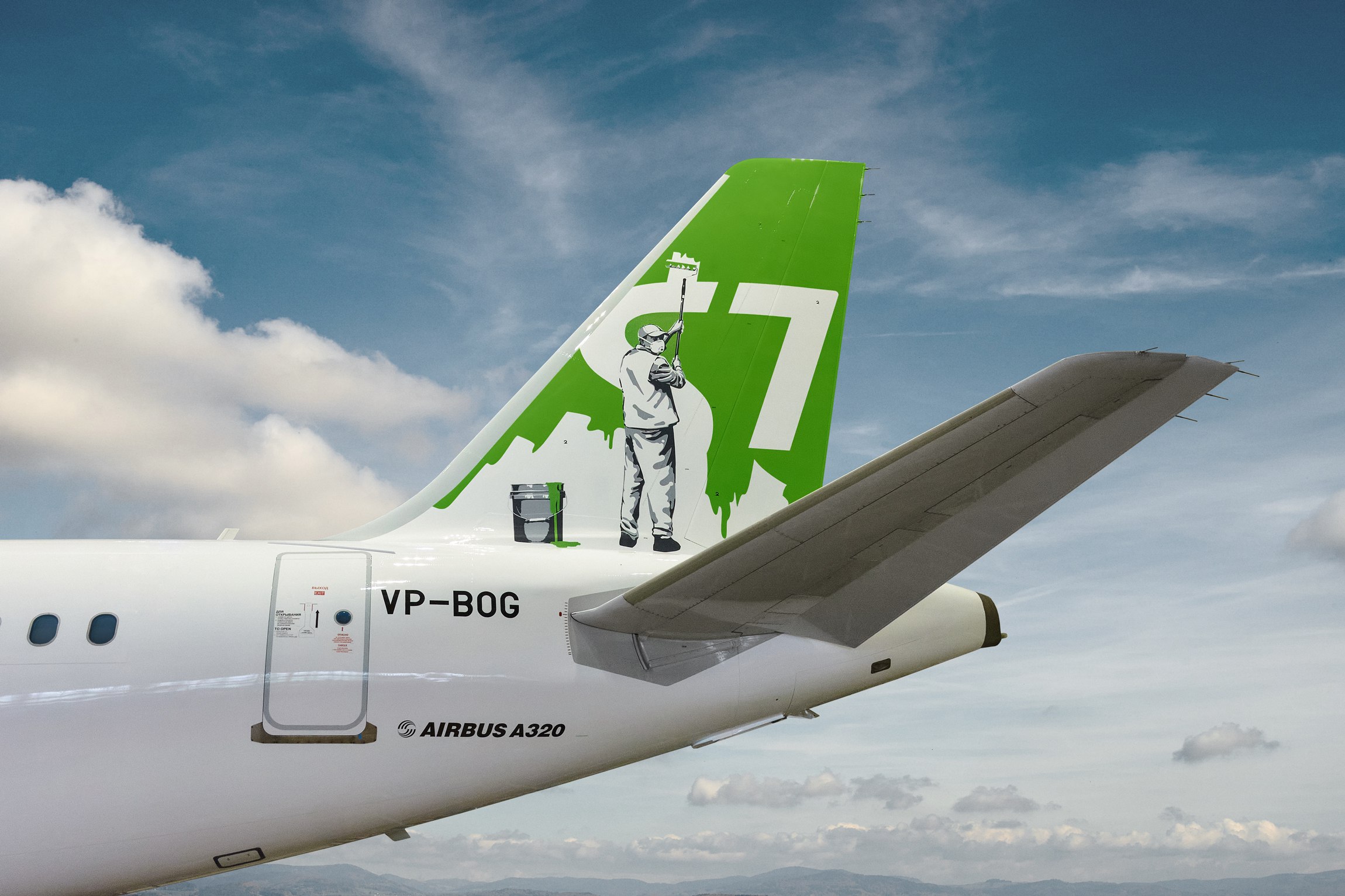 S7 снова полетит в Дубай S7 Airlines c 22 сентября возобновляет регулярные рейсы по маршруту Москва Дубай после сезонного перерыва ранее рейсы прекратились 13 мая На первом этапе перелеты будут выполняться три раза в неделю а уже с 27 октября ежедневно Вылеты запланированы из аэропорта Домодедово в 8 15 а прибытие в Международный аэропорт Аль Мактум в 14 45 Рейсы будут выполняться на Airbus A320ceo а время в пути составит 5 часов 30 минут Билеты можно купить сейчас за 16 тысяч рублей в одну сторону Других рейсов из Домодедова в Аль Мактум нет а в DXB есть три ежедневных рейса Emirates S7 летала и в DXB однако эти рейсы завершились весной www frequentflyers ru 2025 08 20 s7 dwc frequentflyers