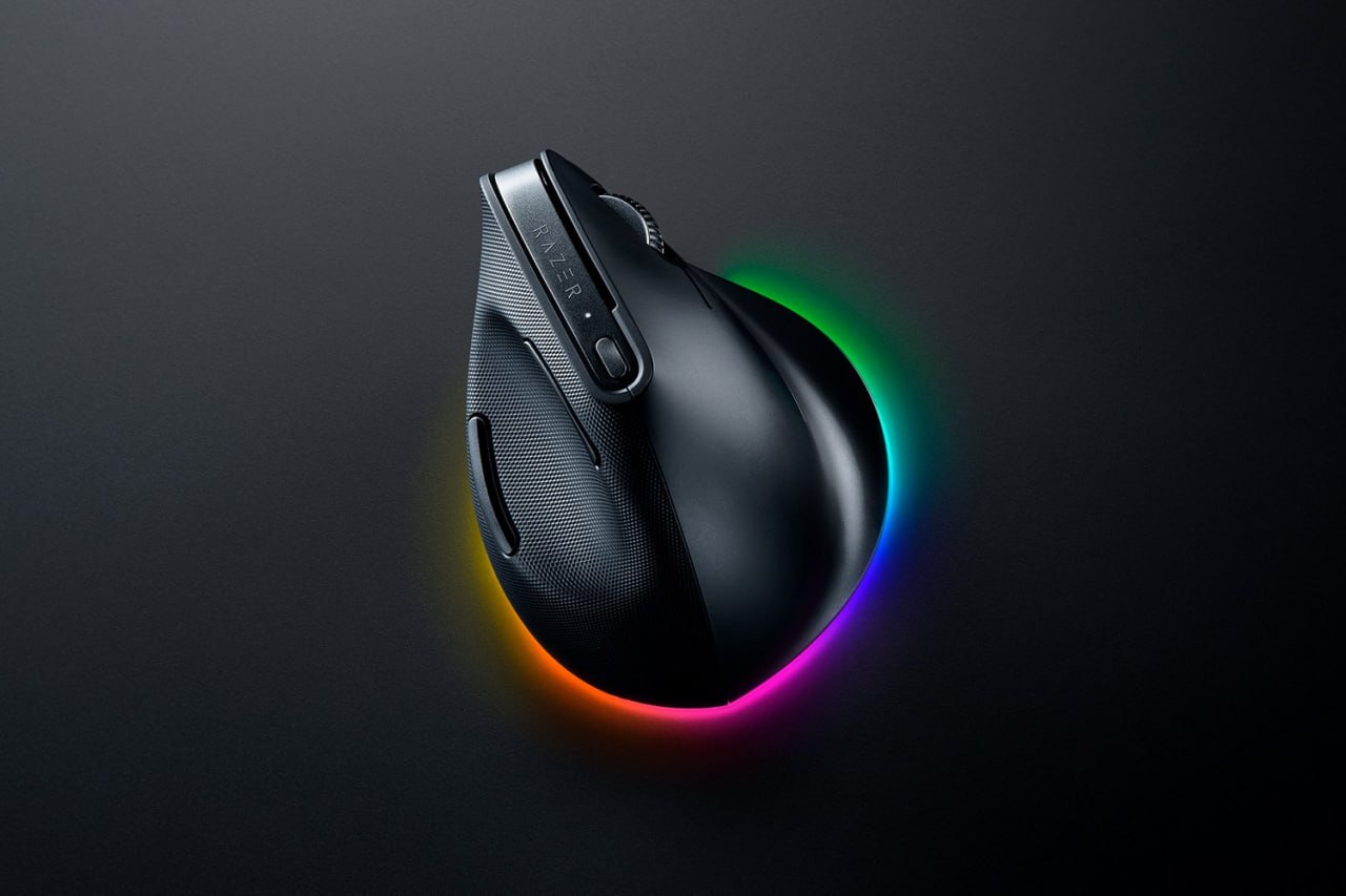 Razer выкатили вертикальную геймерскую мышь — Pro Click V2 Vertical. Спасение для кистей: помогает избежать туннельного синдрома и прочих проблем. Внутри — Chroma RGB, сенсор до 30 000 DPI и настройка шорткатов и макросов. Подойдёт и для марафонов в играх, и для рабочих задач. Цена вопроса — $120 ~10 000 рублей .