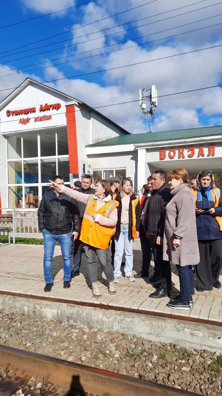 Гора Айгир в Белорецком районе может стать памятником природы Глава Белорецкого района Азат Хакимов обсудил эту возможность с представителями ОАО РЖД На станции Айгир вместе с коллегами встретились с представителями ОАО РЖД Горная вершина Айгир пользуется большой популярностью у жителей нашей республики и соседних регионов каждые выходные её посещают тысячи туристов К сожалению не все туристы соблюдают культуру поведения на природе и оставляют после себя мусор из за большого потока быстро заполняются контейнерные площадки Вывозить отходы со станции затруднительно Обсудили с коллегами возможность придания Айгиру особого статуса Это позволит не только развивать туризм экономически но и создать здесь комфортную инфраструктуру навести порядок организовать регулярный вывоз мусора и сделать маршрут по настоящему удобным для всех сообщил Азат Хакимов БашПрирода