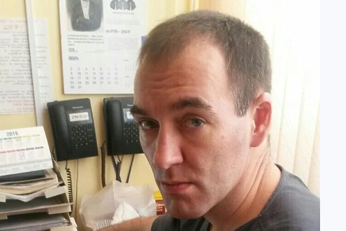Живший летом на даче врач анестезиолог без вести пропал под Екатеринбургом В Березовском районе почти неделю разыскивают 46 летнего врача анестезиолога ОДКБ 1 Виталия Лазутина сообщает КП Екатеринбург Информацию подтвердил официальный представитель свердловского Главка МВД Валерий Горелых Сотрудник Областной детской клинической больницы 1 загадочно пропал 16 августа когда вышел со своего дачного участка в микрорайоне Шиловка пишет КП Екатеринбург Тревогу забила его супруга На дачу мужчина переехал на летний период еще в июне В начале августа он ушел в отпуск В понедельник 18 августа в 23 59 телефон стал недоступен 19 августа телефон вновь заработал но трубки никто не брал 20 августа мобильный также функционировал а вечером того же дня стал вновь недоступен И по прежнему не отвечает сообщил изданию руководитель пресс службы ГУ МВД России по Свердловской области Валерий Горелых uralweb ru