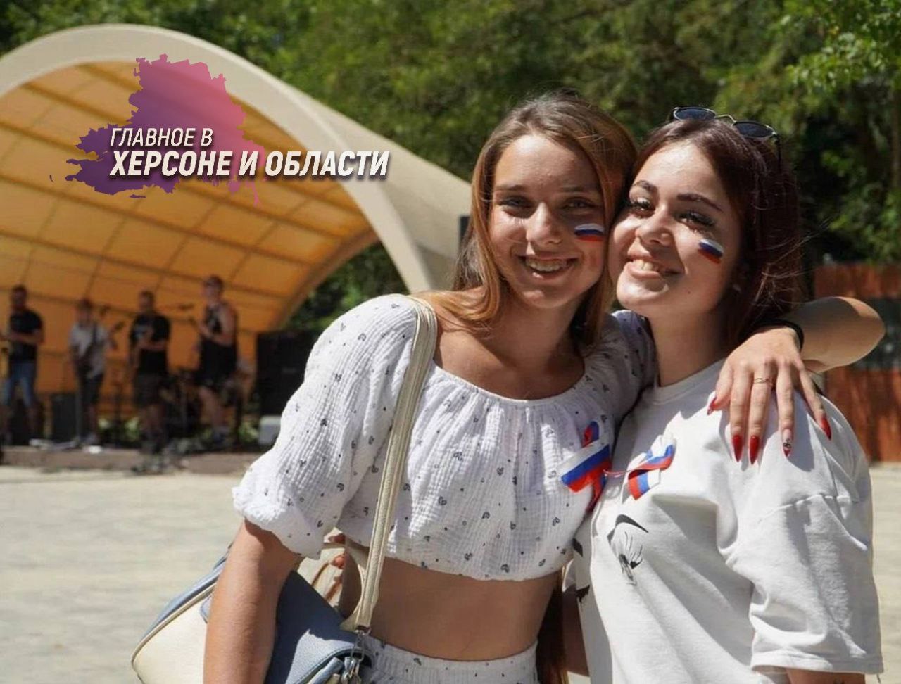 В 2026 году в каждом муниципалитете Херсонской области запланировано открытие молодежных пространств  Молодежные пространства станут современными точками притяжения для активной и творческой молодежи. Об этом сообщил и.о. министра молодежной политики региона Владислав Ярченко на фестивале «Таврида.АРТ». Первые два пространства появятся в Геническе и Скадовске и будут реализованы при поддержке регионов-шефов, таких как Кабардино-Балкарская Республика и Краснодарский край.   Опыт работы этих пилотных площадок поможет определить оптимальный формат и функционал для будущих объектов, которые к концу 2026 года должны появиться во всех муниципалитетах области, предоставляя молодым людям возможности для образовательных, культурных и спортивных мероприятий, а также для общения и совместных инициатив.