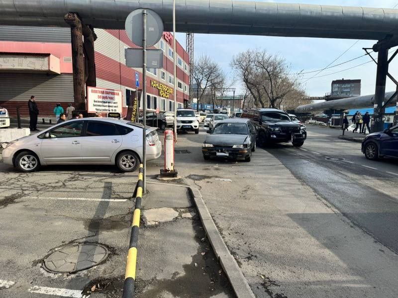 В районе ул.Фадеева, 1а во Владивостоке произошло ДТП   51-летний водитель автомобиля Toyota Prius, двигаясь со стороны улицы Спортивная в направлении Борисенко, при повороте налево не уступил дорогу транспортному средству Toyota Corolla, движущемуся во встречном направлении, совершив с ним столкновение.   В результате автопроисшествия 37-летняя женщина-пассажир автомобиля Toyota Corolla получила травмы. Остальные участники происшествия не пострадали.   Приморье здесь