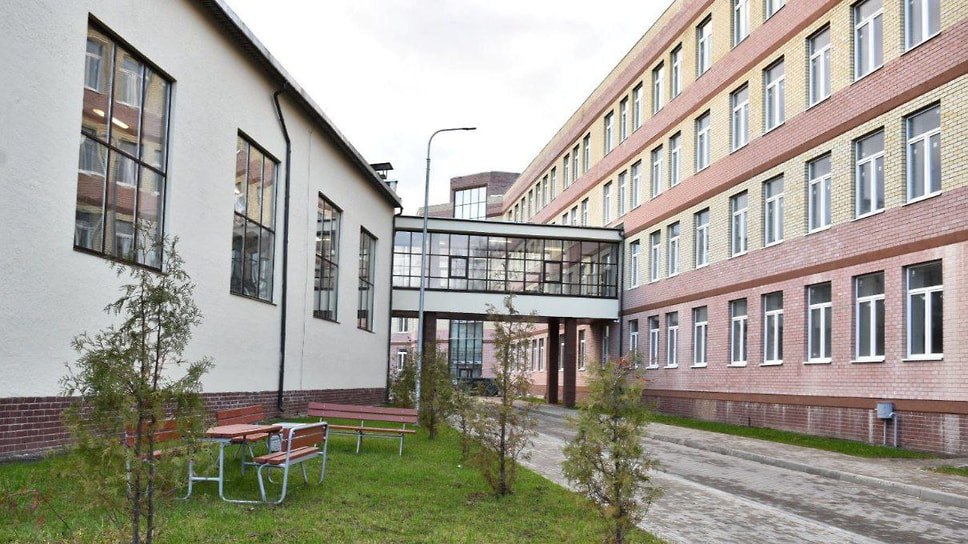 Новая школа на Московском проспекте в Ярославле откроется для учеников в январе 2026 года Об этом сообщил губернатор Михаил Евраев Здание рассчитано на 1100 мест стоимость строительства превышает 1 1 млрд руб Школа войдет в образовательный комплекс куда уже входят четыре детских сада и две школы После открытия сюда переведут учеников и коллектив школы 66 Фото Правительство Ярославской области Еще больше новостей в Telegram канале Ъ Ярославль